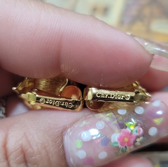 Clip-on Earrings - Picture 3 of 9